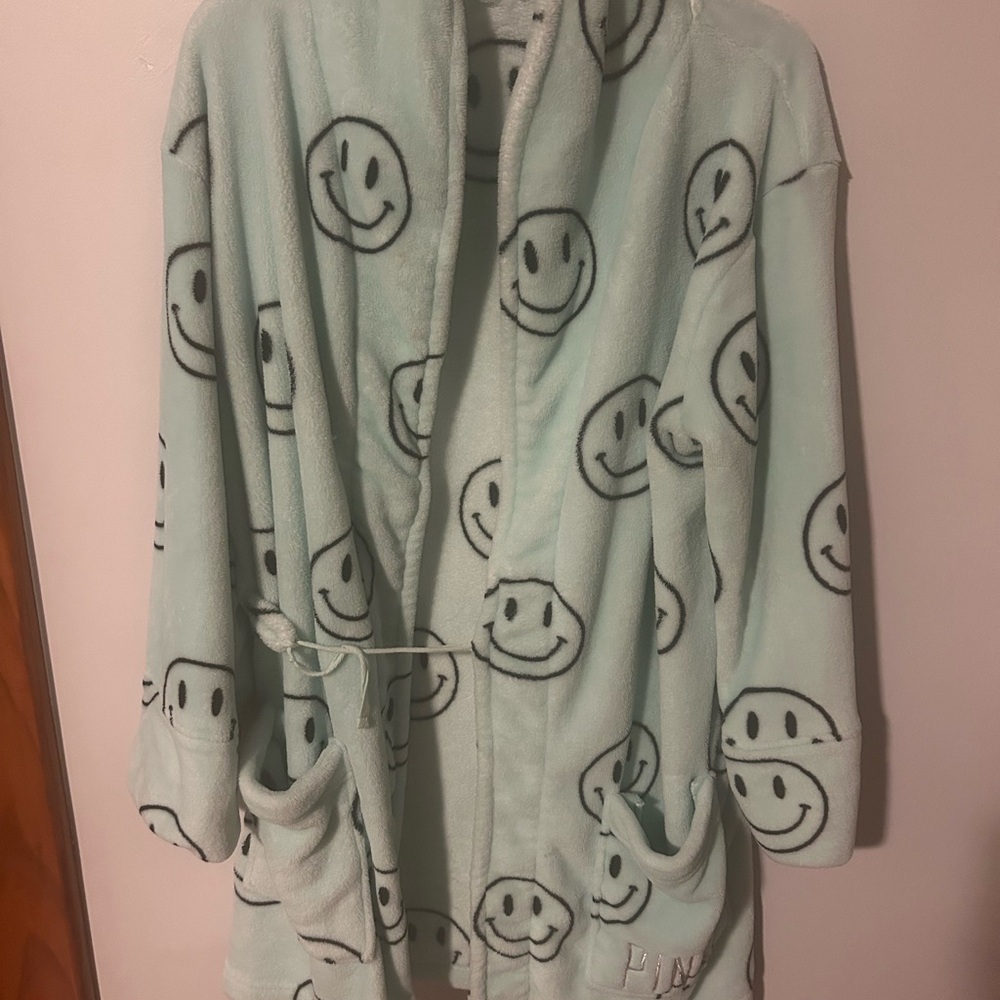 Smiley Face Plush Robe Victorias Secret PINK size M/L